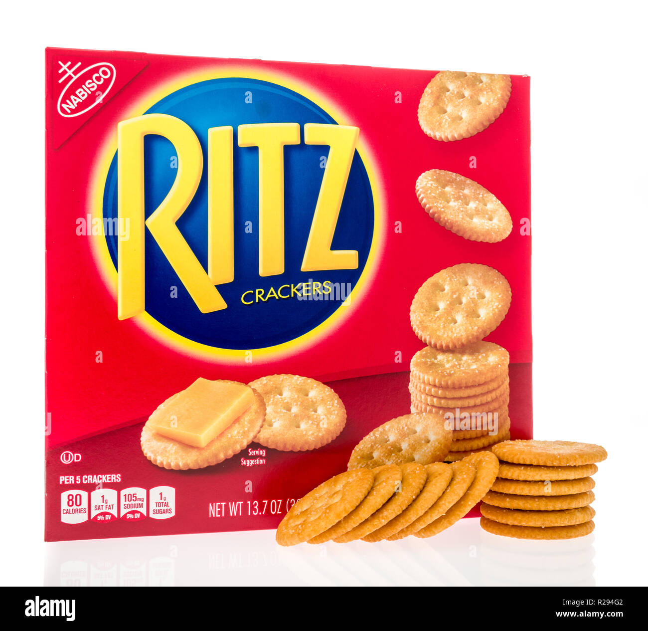 Winneconne, WI - 4 novembre 2018 : une boîte de craquelins Ritz avec craquelins Ritz à côté de la boîte sur un fond isolé. Banque D'Images