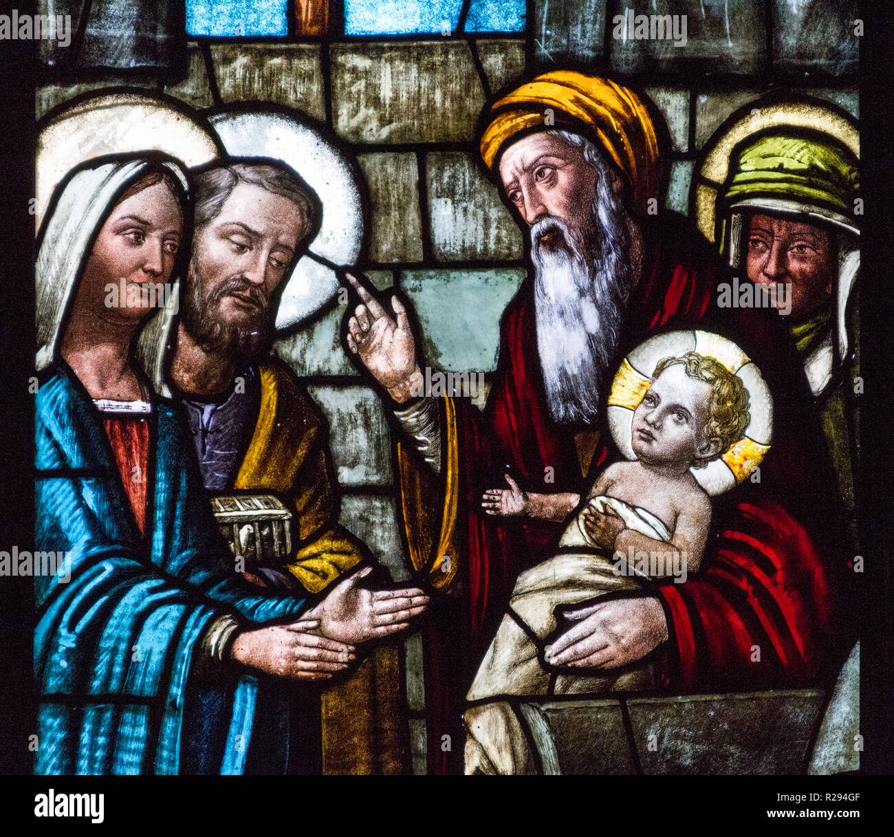 Un vitrail représentant la Présentation de notre Seigneur Jésus et la purification de la Bienheureuse Vierge Marie. Banque D'Images Un vitrail représentant la Présentation de notre Seigneur Jésus et la purification de la Bienheureuse Vierge Marie. Banque D'Images