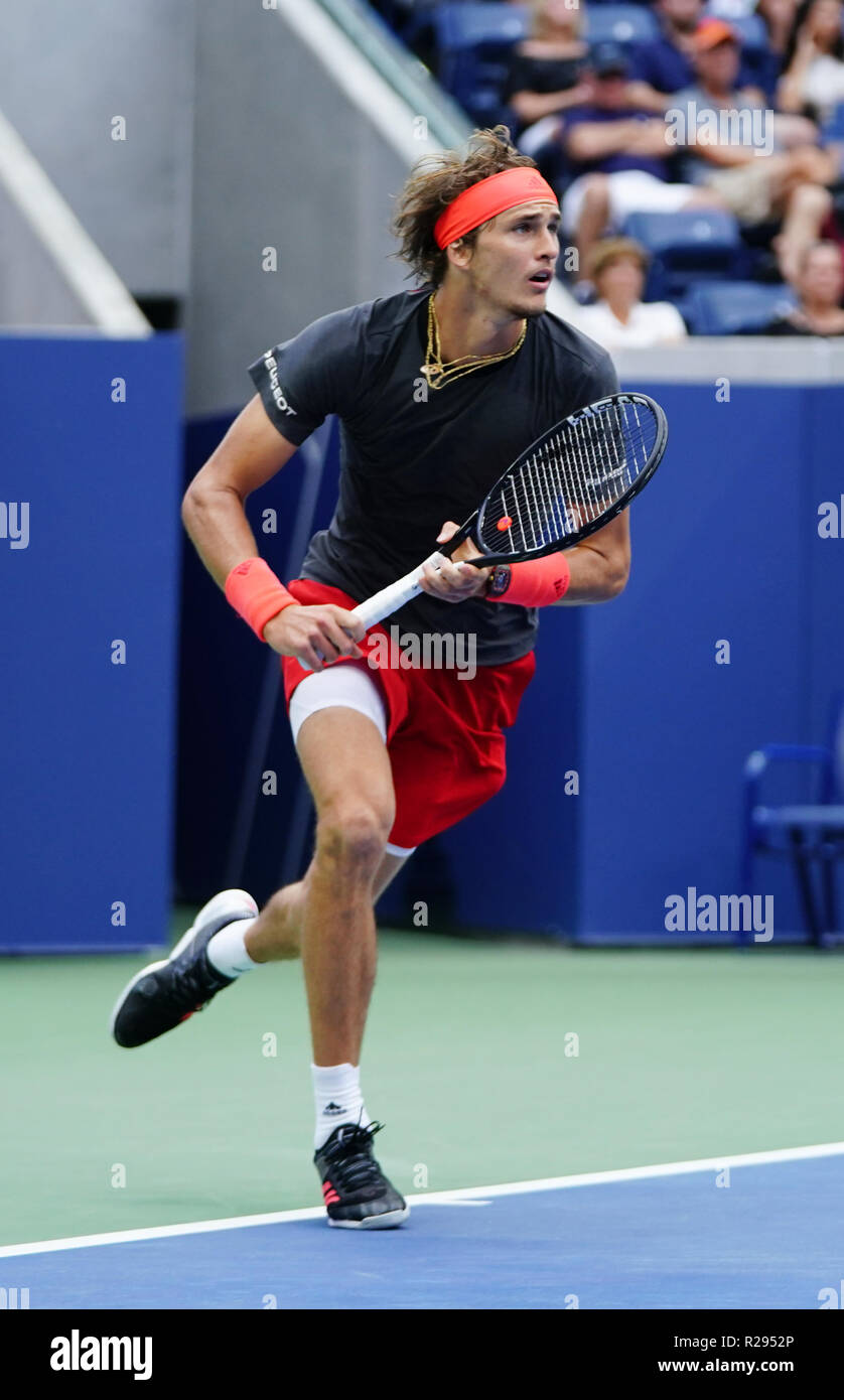 Joueur de tennis professionnel Alexander Zverev de l'Allemagne en action durant son tour de l'US Open 2018 32 match à Billie Jean King National Tennis Center Banque D'Images