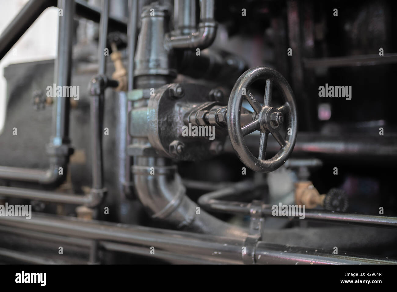 Grand clapet sur le pipe-line noir industriel, l'alimentation en une génération électrique vintage machine. Banque D'Images