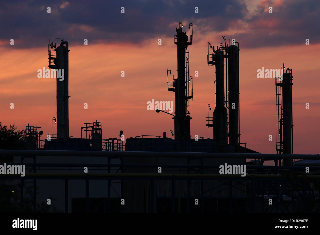 La raffinerie de pétrole de l'industrie de l'usine pétrochimique twilight zone Banque D'Images