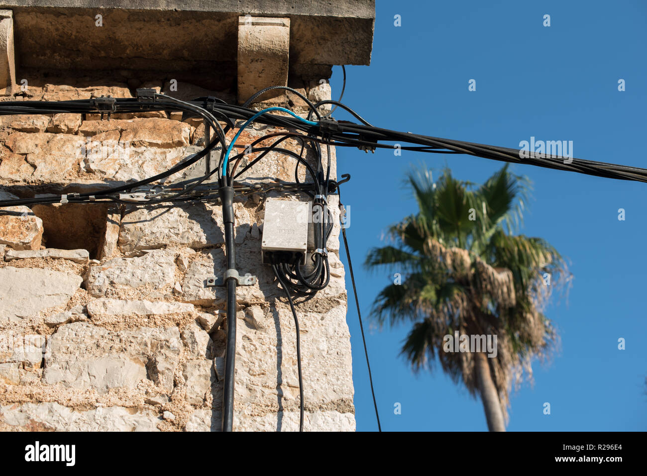 Building power distribution cables high Banque de photographies et d ...