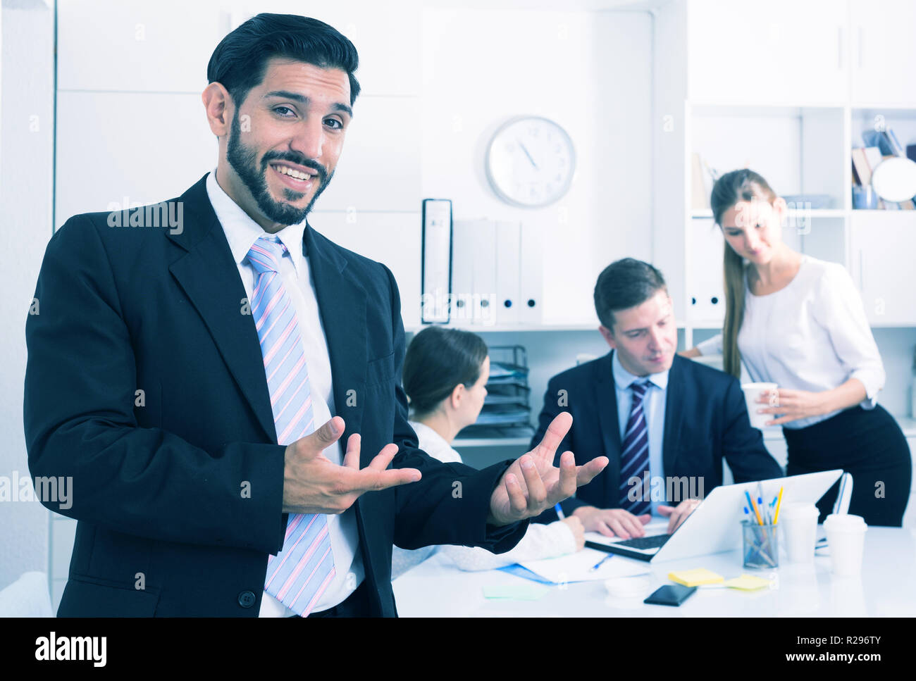 Portrait of successful business group avec smiling man at office de premier plan Banque D'Images
