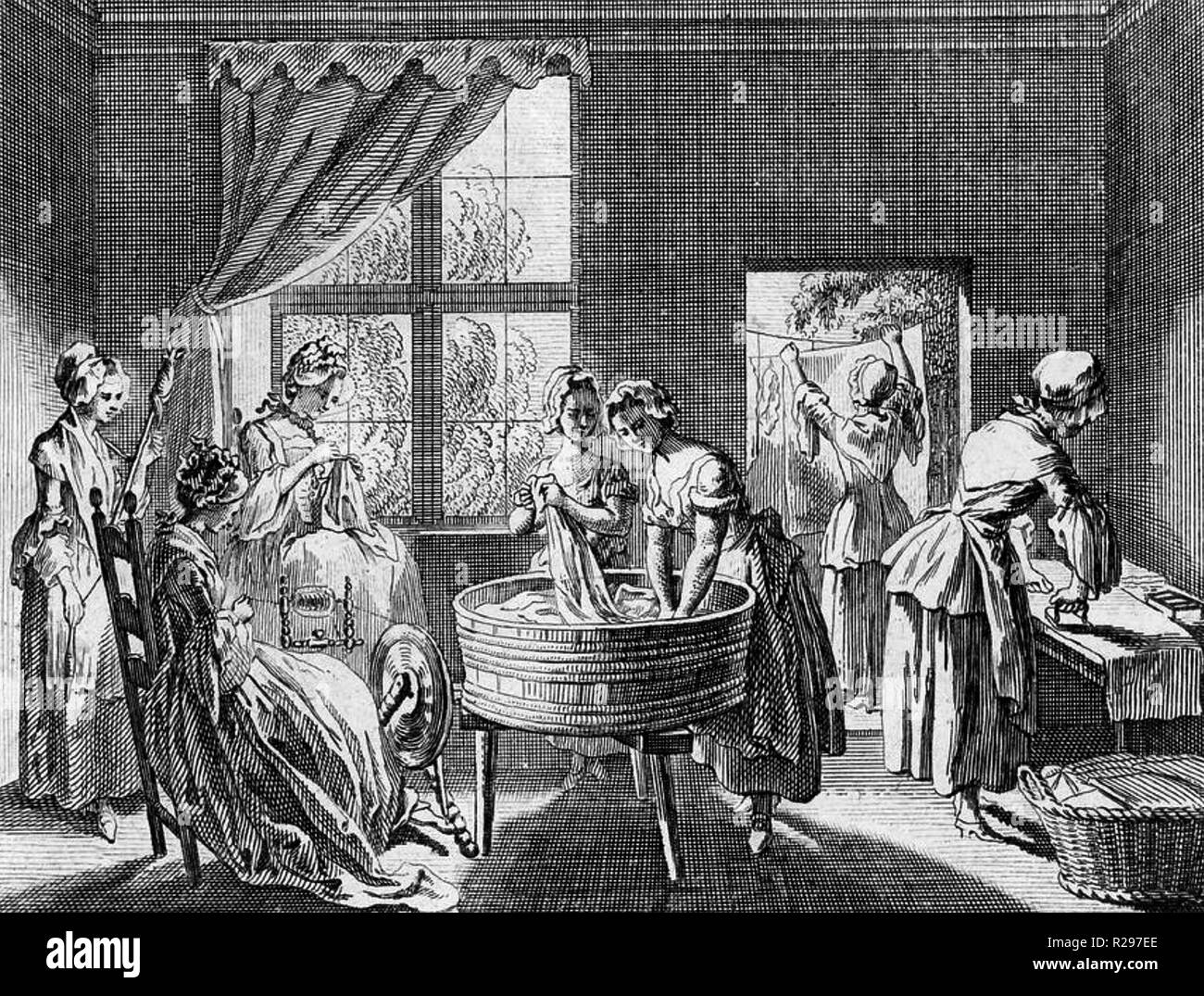 Ménage fonctionnaires dans un 18e siècle anglais accueil faisant des tâches domestiques. Banque D'Images