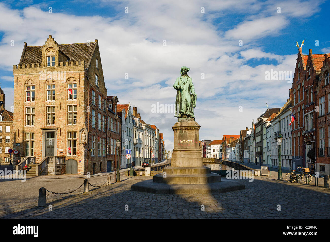 Bruges, Belgique, debout au milieu de la place, le célèbre peintre Jan van Eyck Bruges surplombe fièrement le domaine qui porte son nom. Banque D'Images