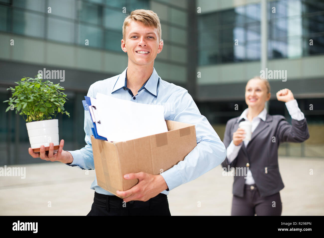 Boss femme est qui souhaitent bonne chance à l'employée de bureau sur les nouveaux lieux de travail. Banque D'Images