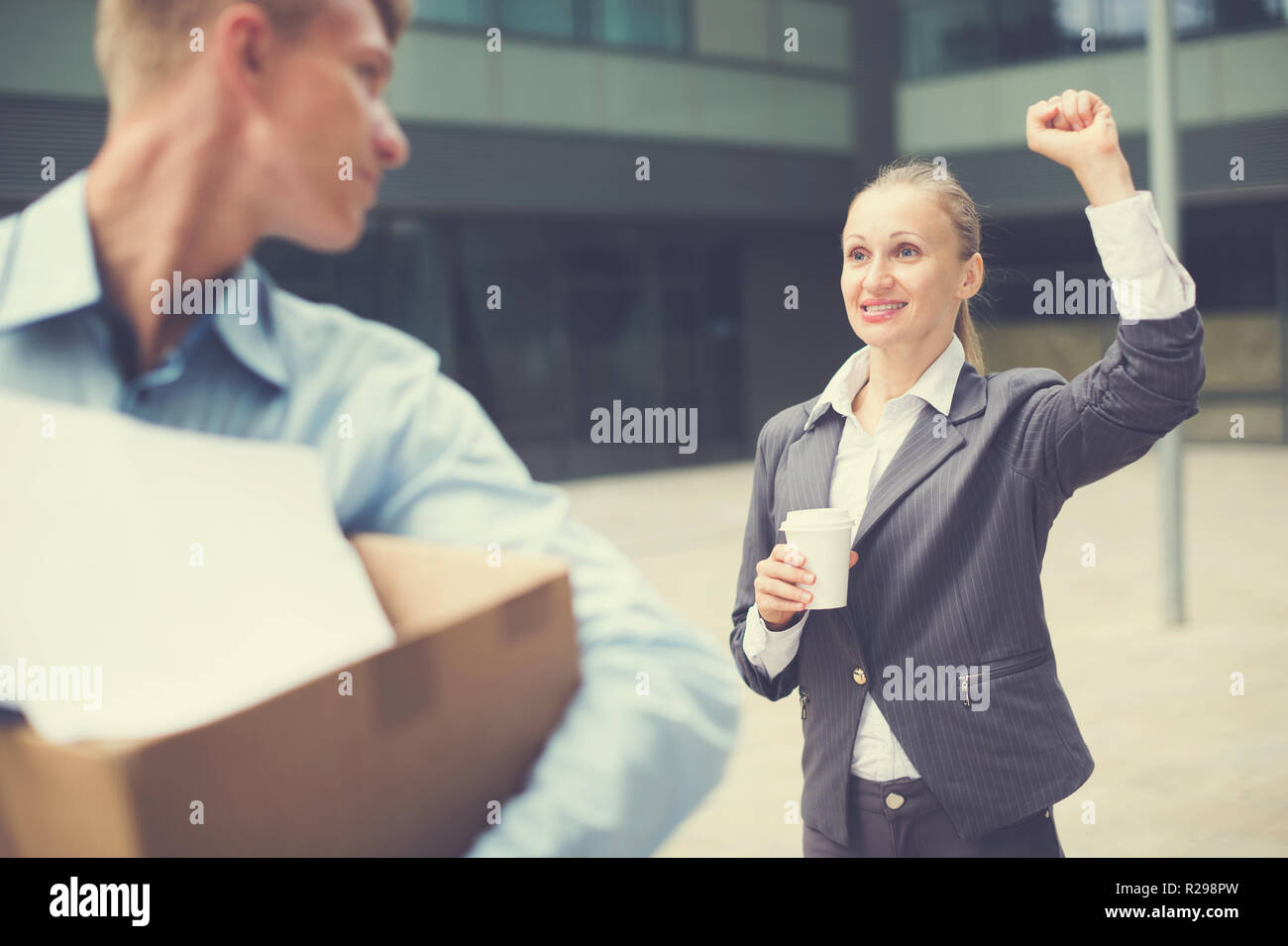 Femme est directeur de souhaiter bonne chance à l'employé en milieu de travail nouvelles. Banque D'Images
