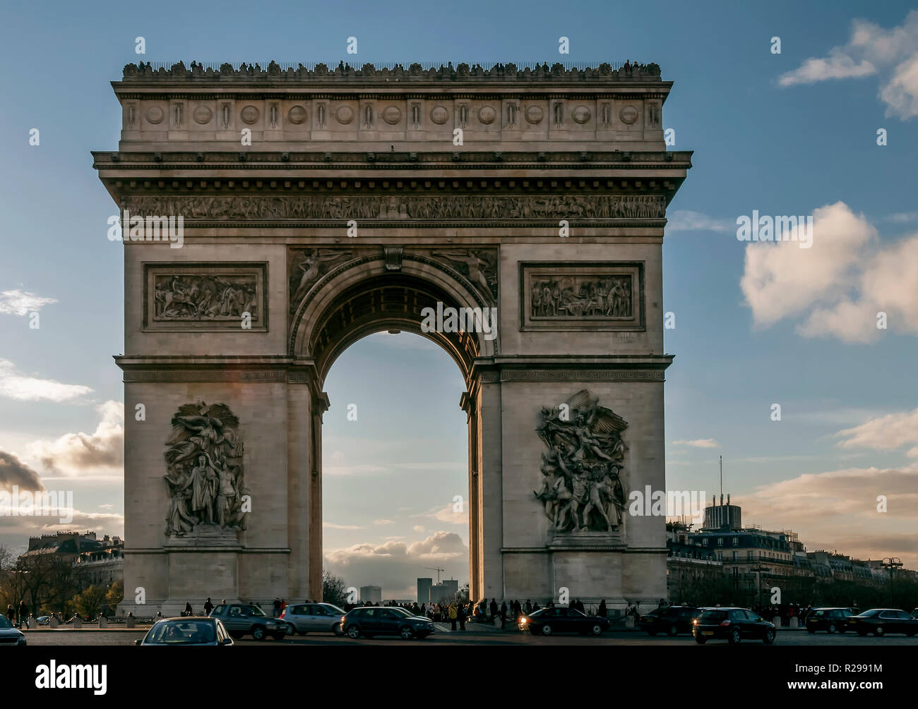 Belle vue sur l'Arc de Triomphe au coucher du soleil, Paris, France Banque D'Images