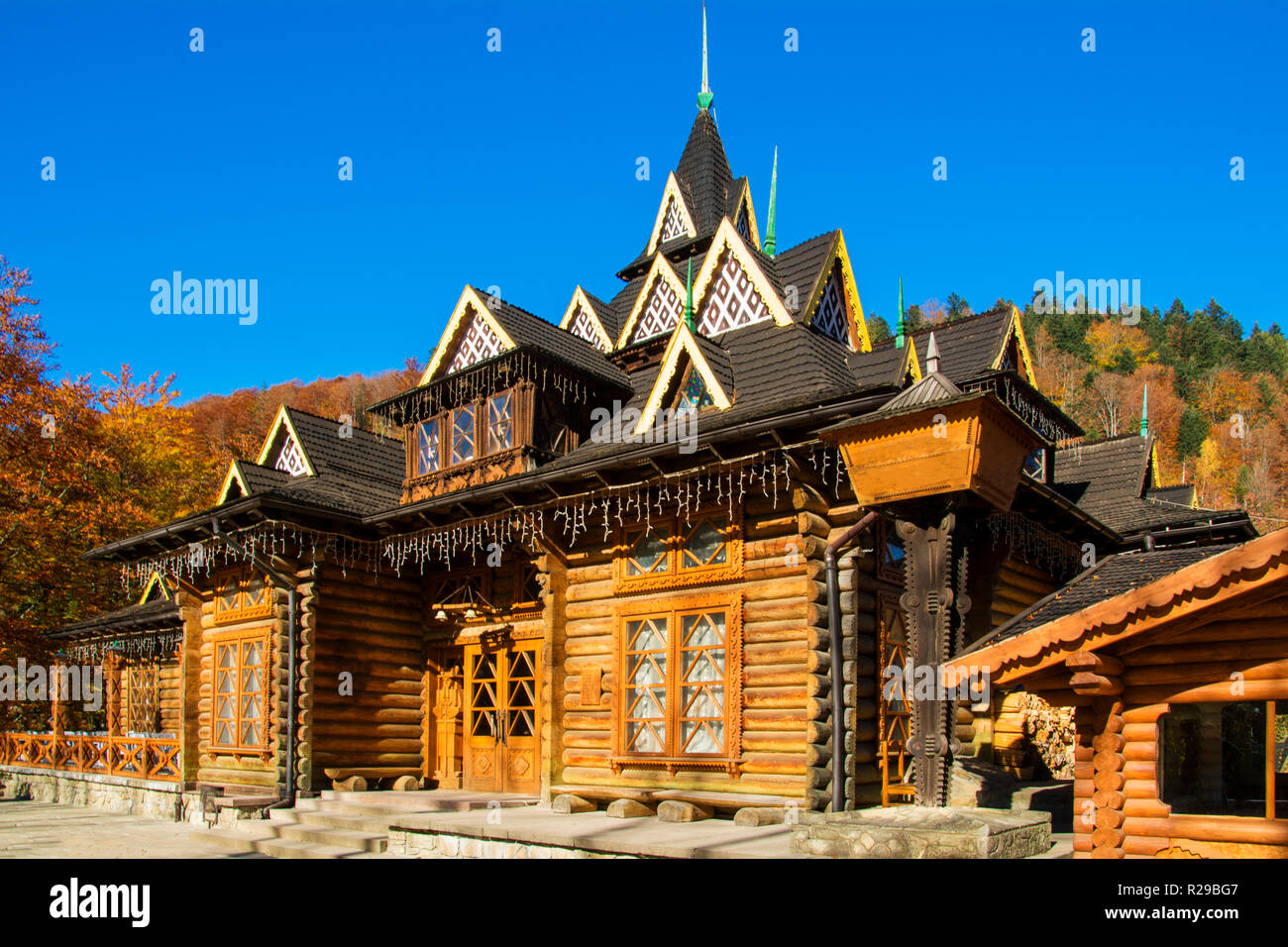 Bâtiment en bois rond dans les Carpates, Ukraine Banque D'Images