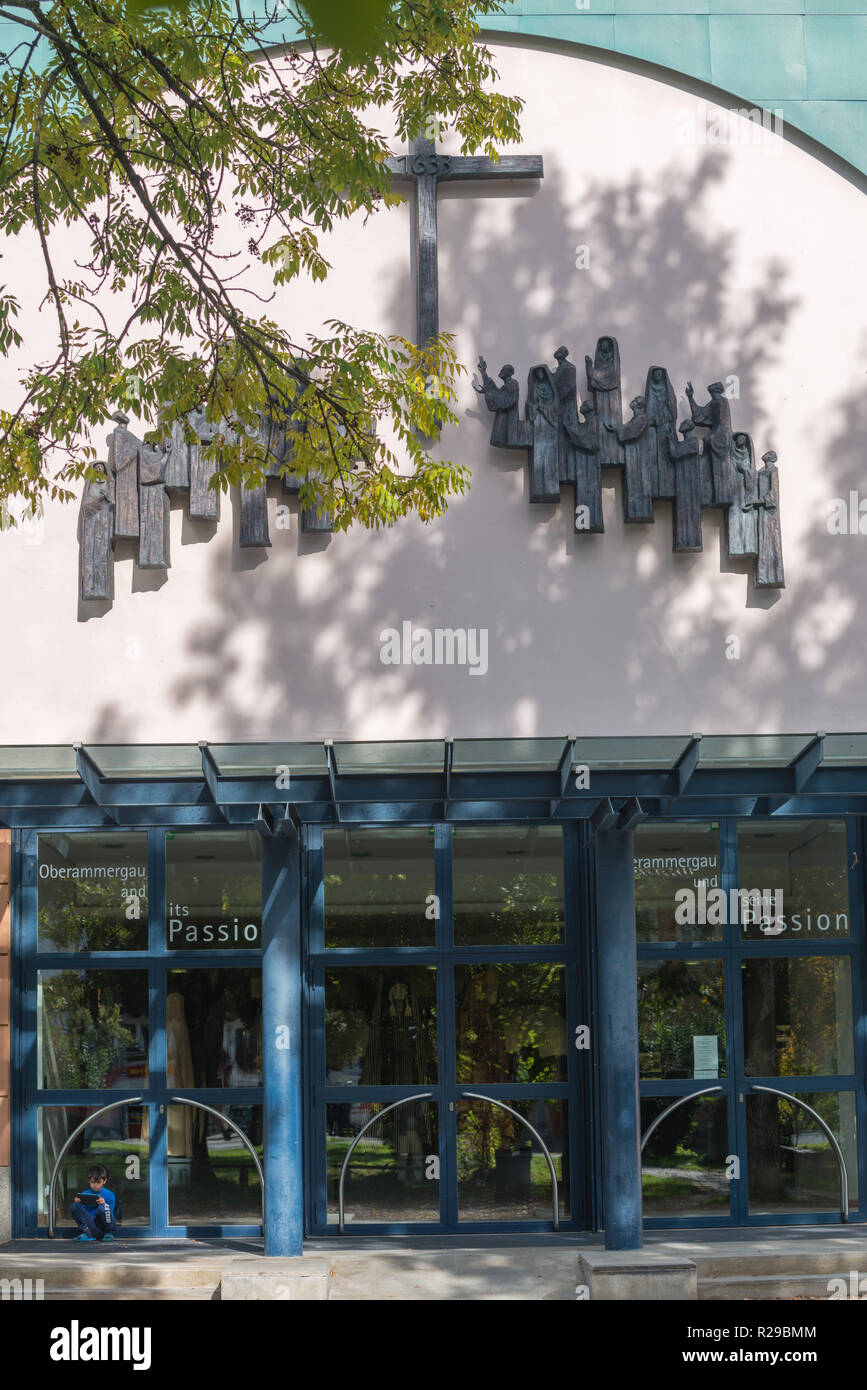 Entrée du théâtre, lieu de la Passion Play, Oberammergau, SAPL Ammergau, Haute-Bavière, Bavaria, Germany, Europe Banque D'Images