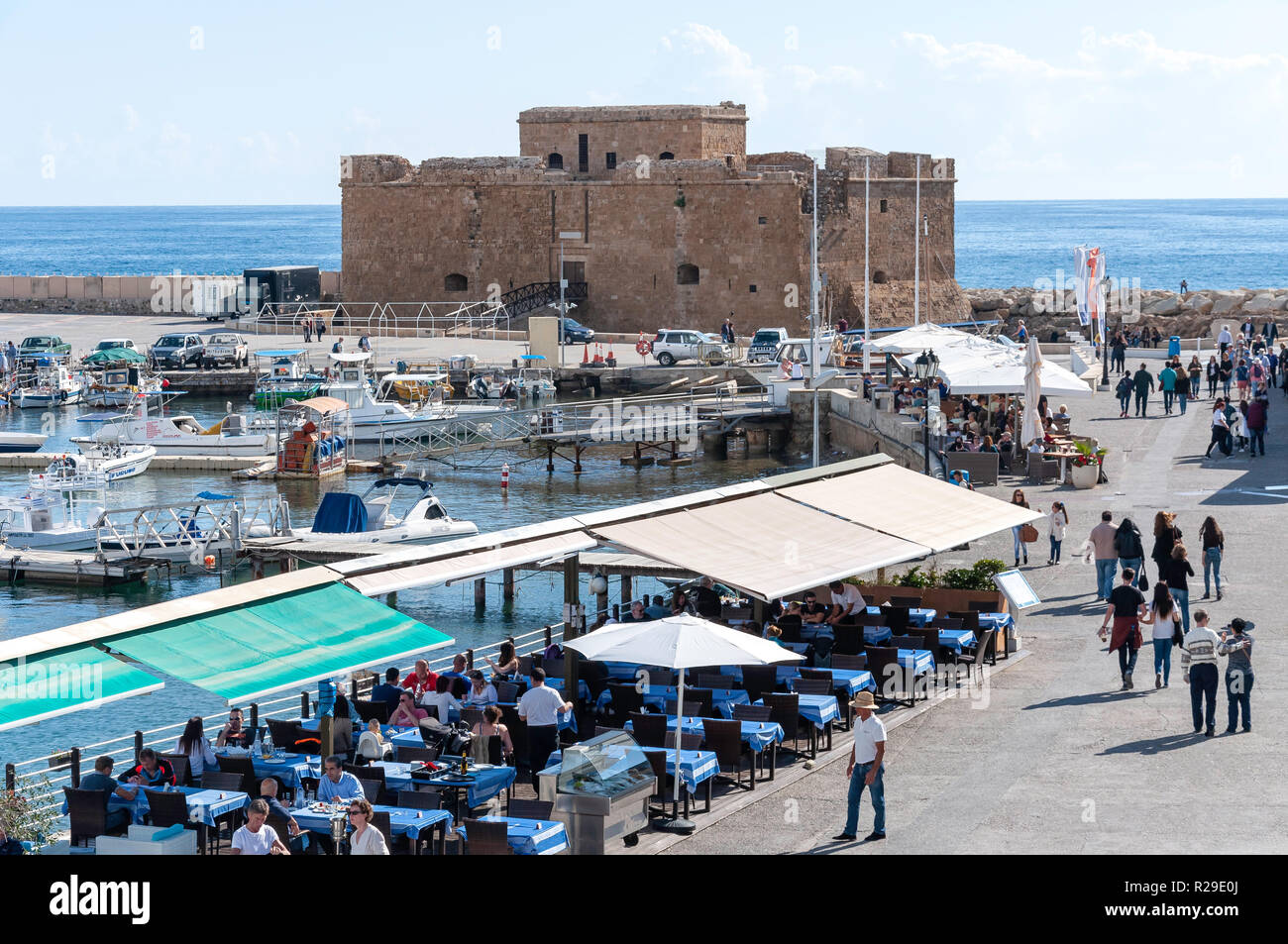 Le port de Paphos et du château médiéval, Paphos (Pafos), District de Pafos, République de Chypre Banque D'Images