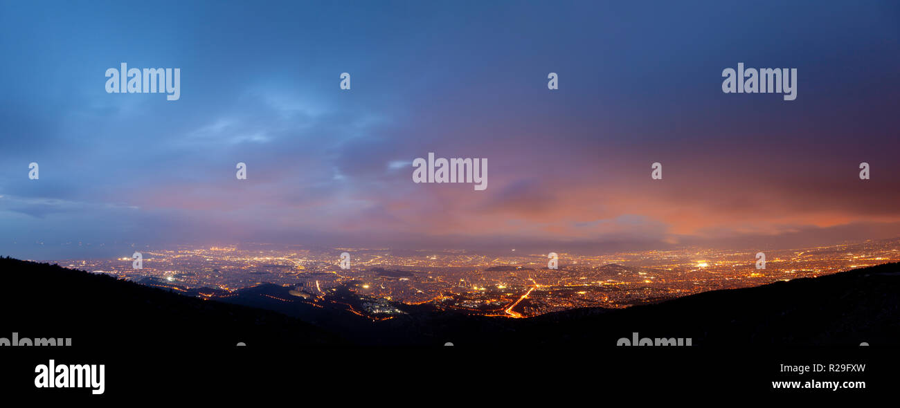 Athènes, Grèce, coucher de soleil vue panoramique depuis la montagne Hymette. Banque D'Images