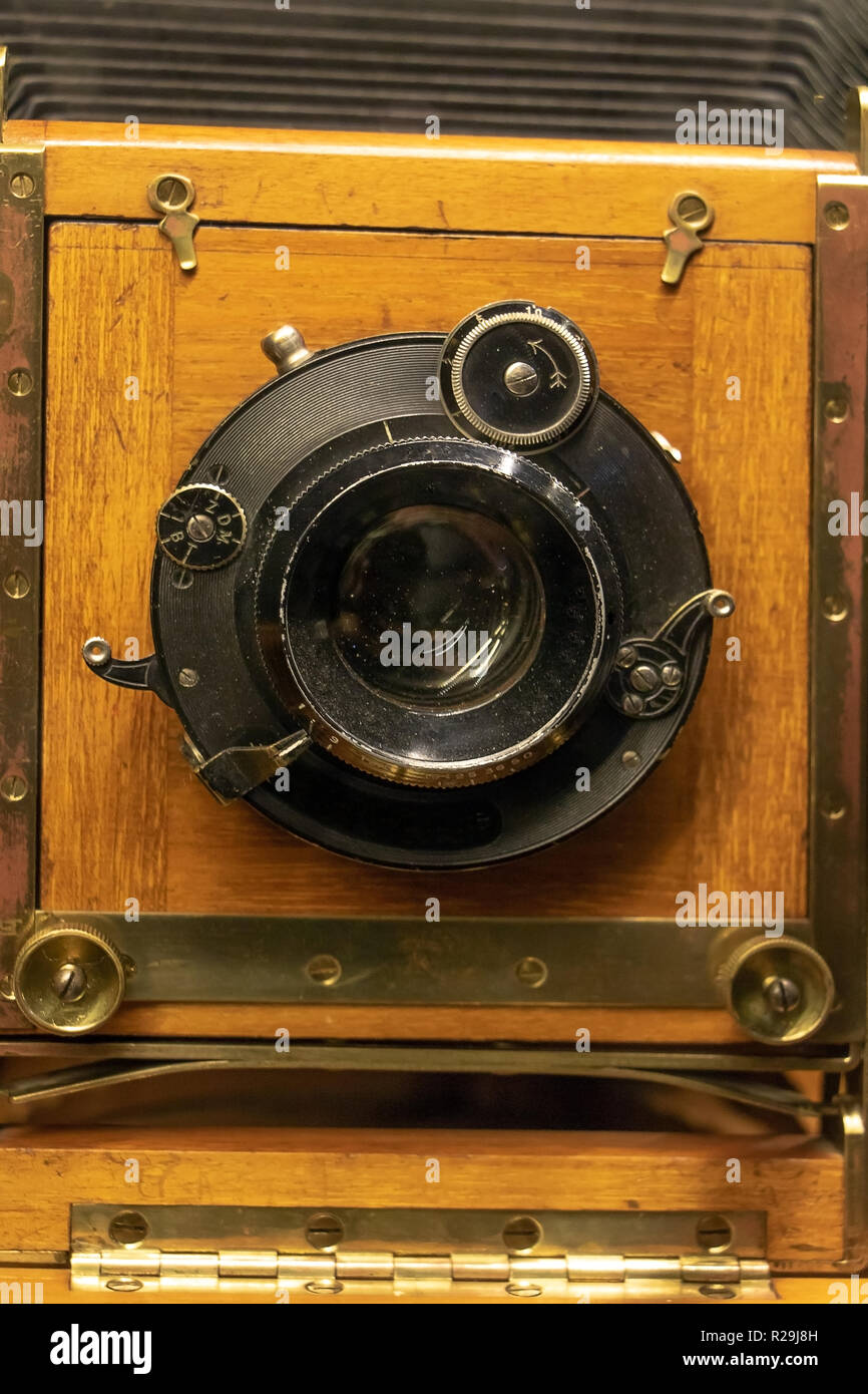 GILLES FRÈRES, Appareil photographique de voyage de luxe, format 18x24 cm