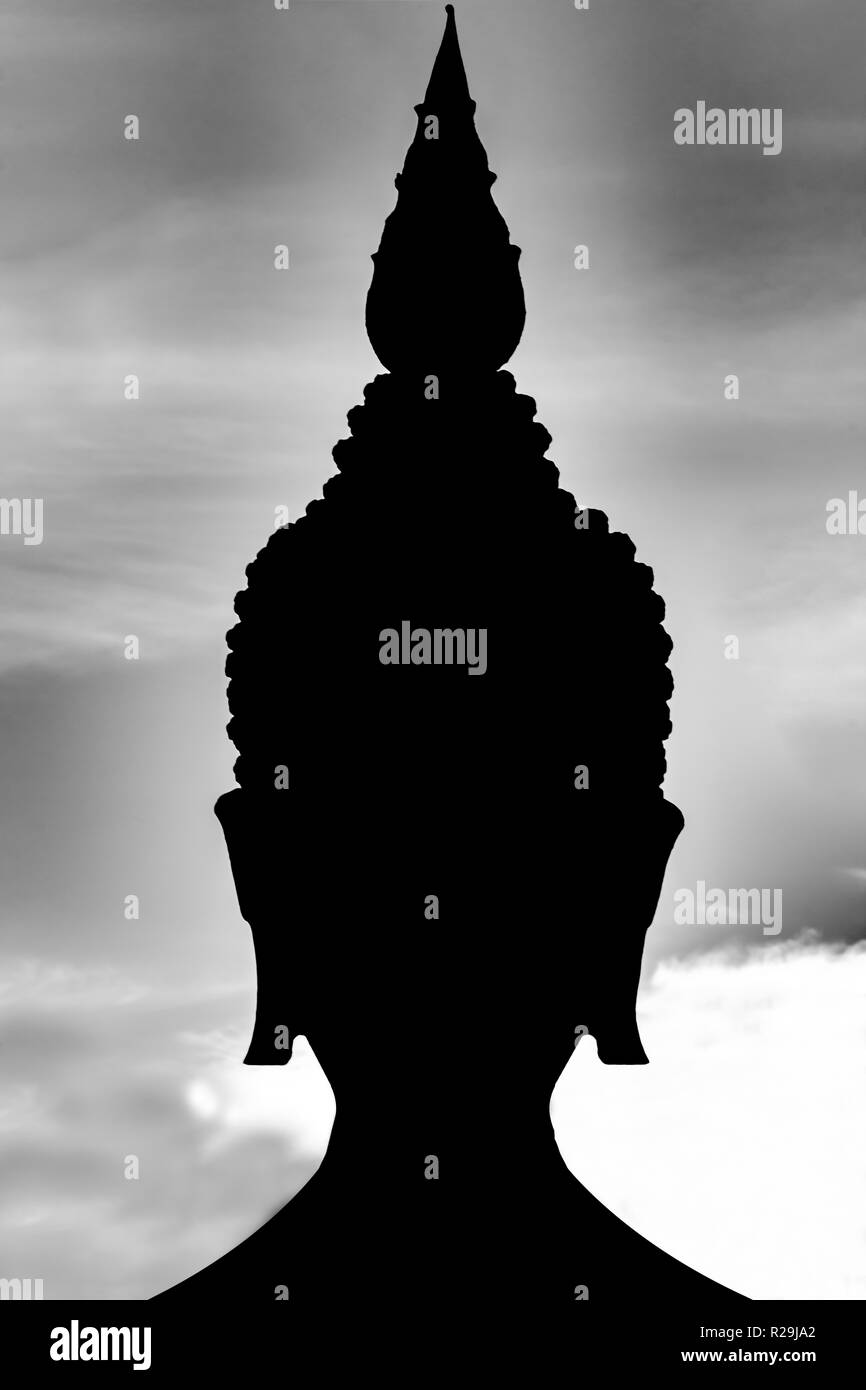 La silhouette de la tête sombre avec centre historique. Le contour noir de tête de Bouddha blanc sur fond de ciel. Banque D'Images