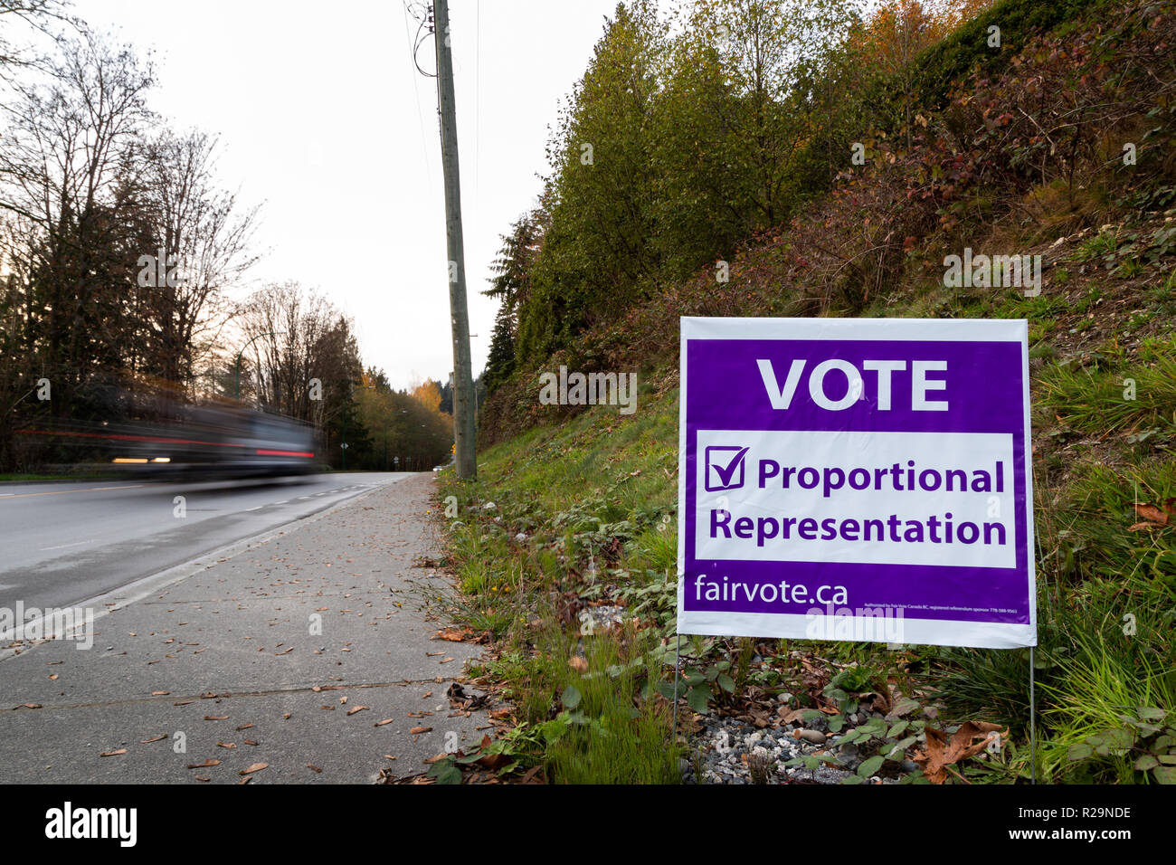 NORTH VANCOUVER, BC, CANADA - NOV 08, 2018 : la signalisation sur Dollarton Highway rappelant aux citoyens de voter en C.-B. La réforme électorale du référendum pour la représentation proportionnelle. Banque D'Images