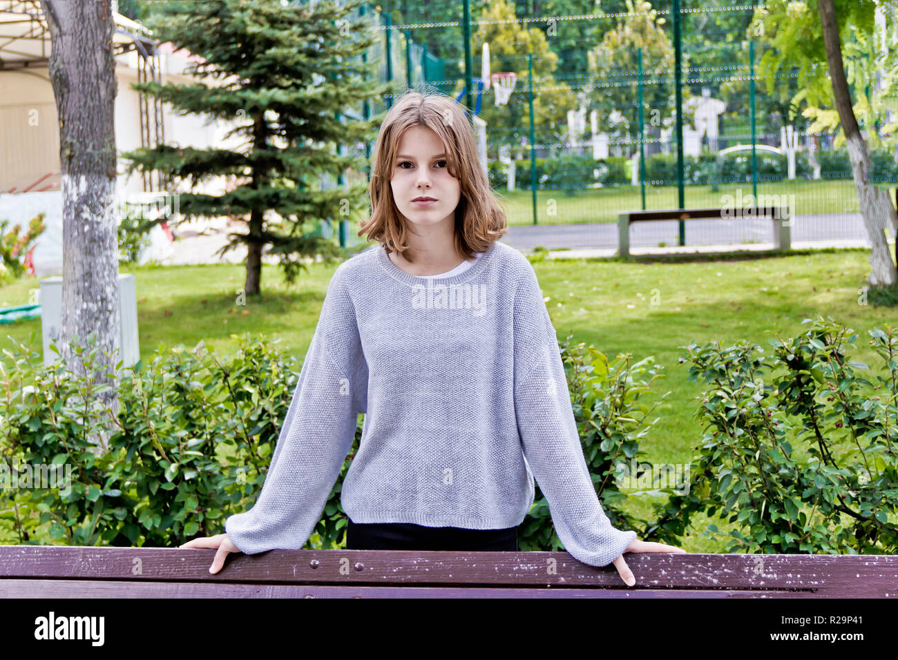 Belle fille de 14 ans s'appuyer sur le banc Photo Stock - Alamy