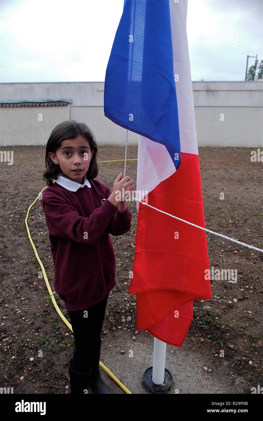 Enfants à la passerelle de l'école de la deuxième chance, Pierre-Benite, France Banque D'Images