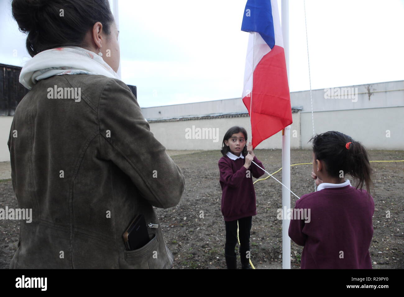 Enfants à la passerelle de l'école de la deuxième chance, Pierre-Benite, France Banque D'Images