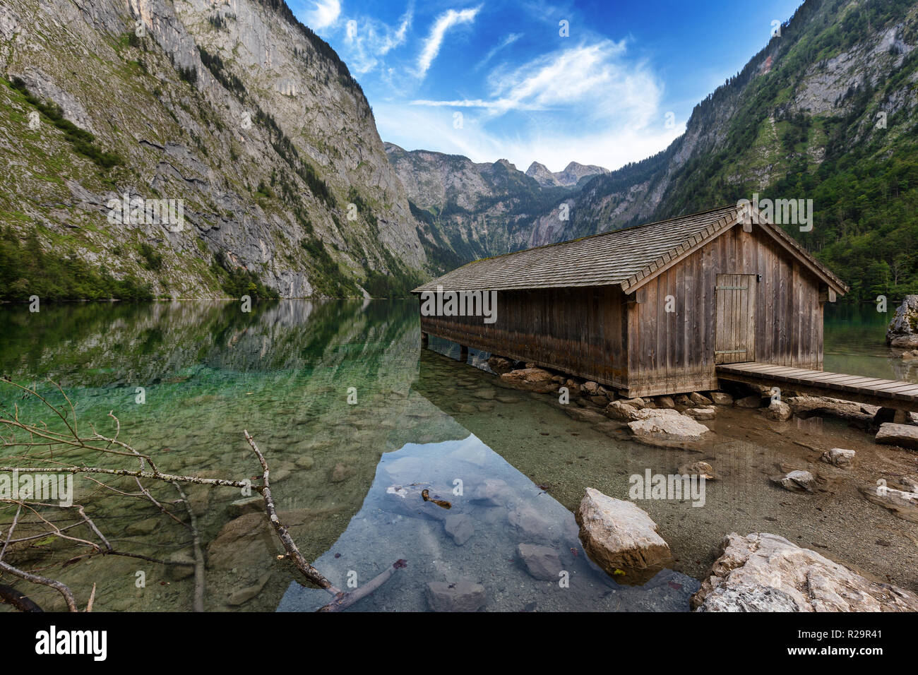 Belle vue de maison de bateau traditionnel en bois sur les berges du célèbre Lac Obersee, dans le pittoresque parc national de Berchtesgadener Land sur une journée ensoleillée en somme Banque D'Images