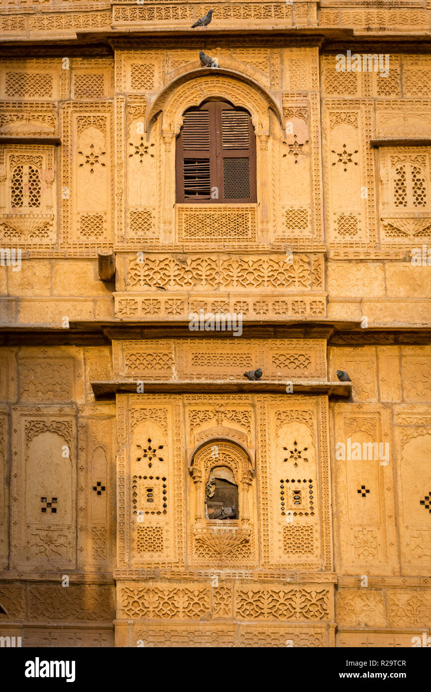 Pierre complexes sur une fenêtre à l'intérieur du fort de Jaisalmer dans le désert du Rajasthan en Inde Occidentale Banque D'Images