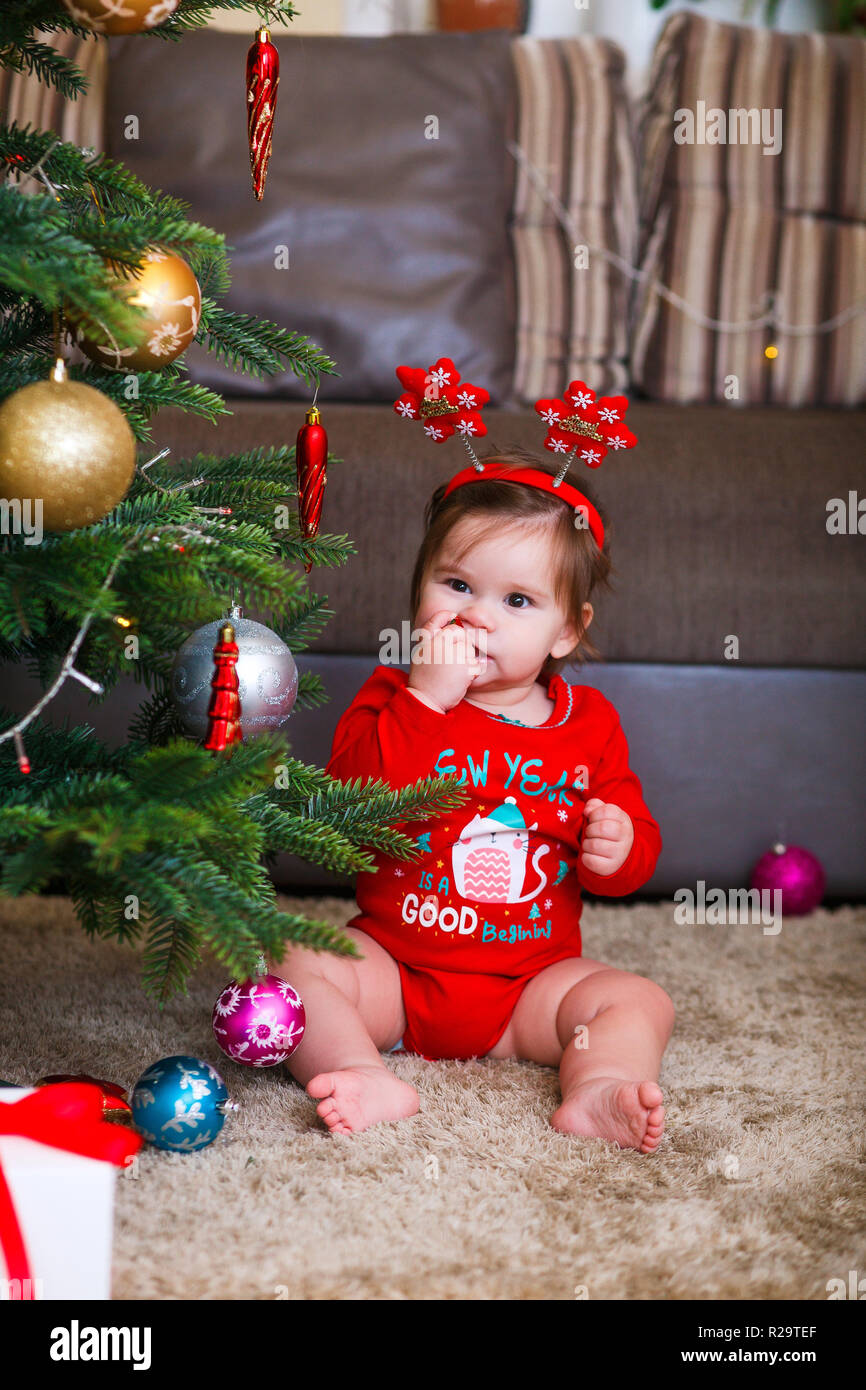 Beau petit bébé fête Noël. Les jours fériés. Bébé dans un costume de Noël cadeau avec Banque D'Images