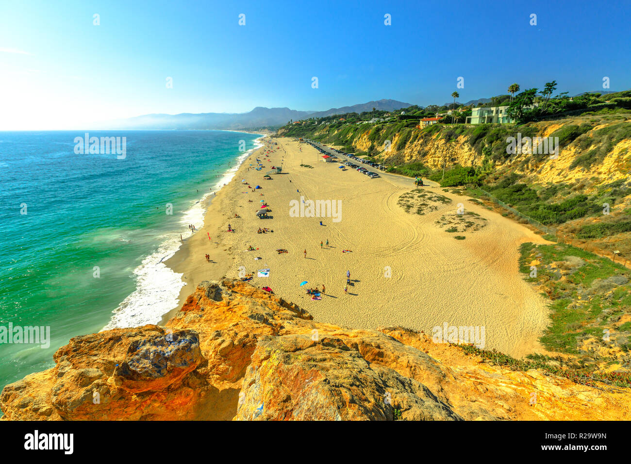 Vue aérienne de la plage d'état de point panoramique Dume Dume Point de promontoire sur la côte de Malibu, l'océan Pacifique en CA, United States. La côte ouest de la Californie. Ciel bleu, saison d'été en journée ensoleillée. Copier l'espace. Banque D'Images