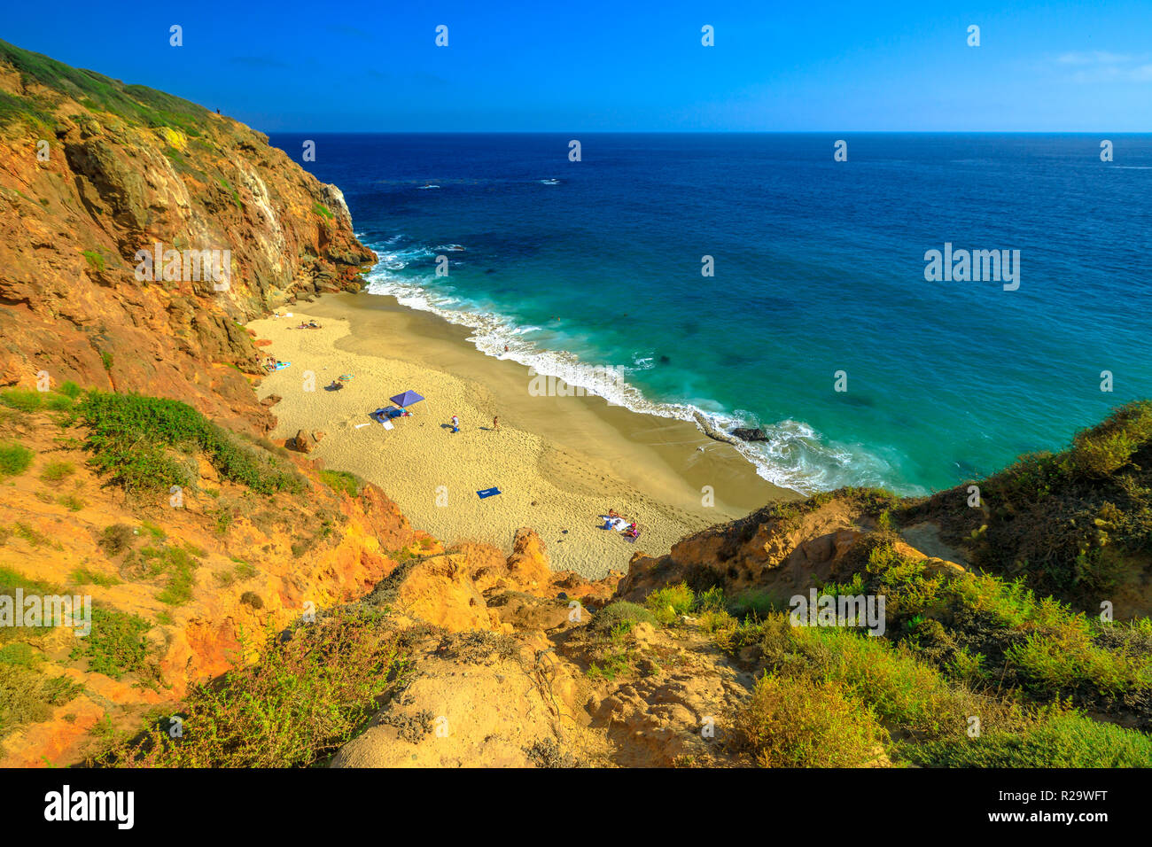 Vue aérienne de Pirates Cove, une plage de sable fin dans une petite anse sur le côté ouest de Point Dume, Malibu côte en CA, United States. La côte ouest de la Californie. Ciel bleu, l'été, journée ensoleillée. Copier l'espace. Banque D'Images