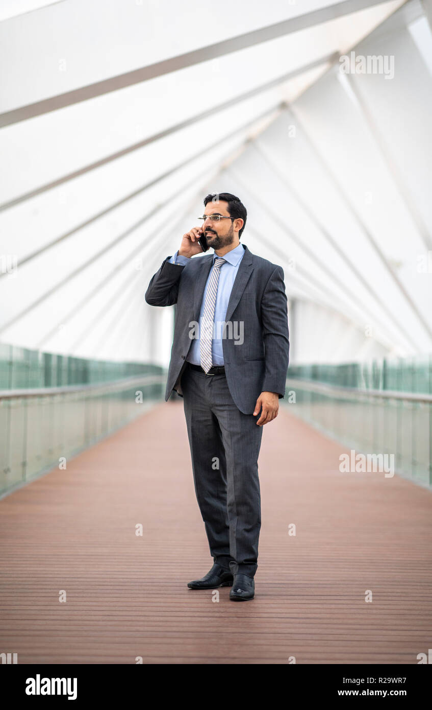 Homme d'affaires arabes sur un téléphone Banque D'Images