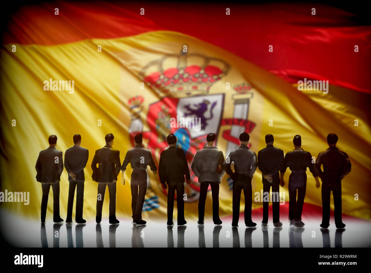 Silhouette de plusieurs hommes devant le drapeau espagnol, conceptual image Banque D'Images