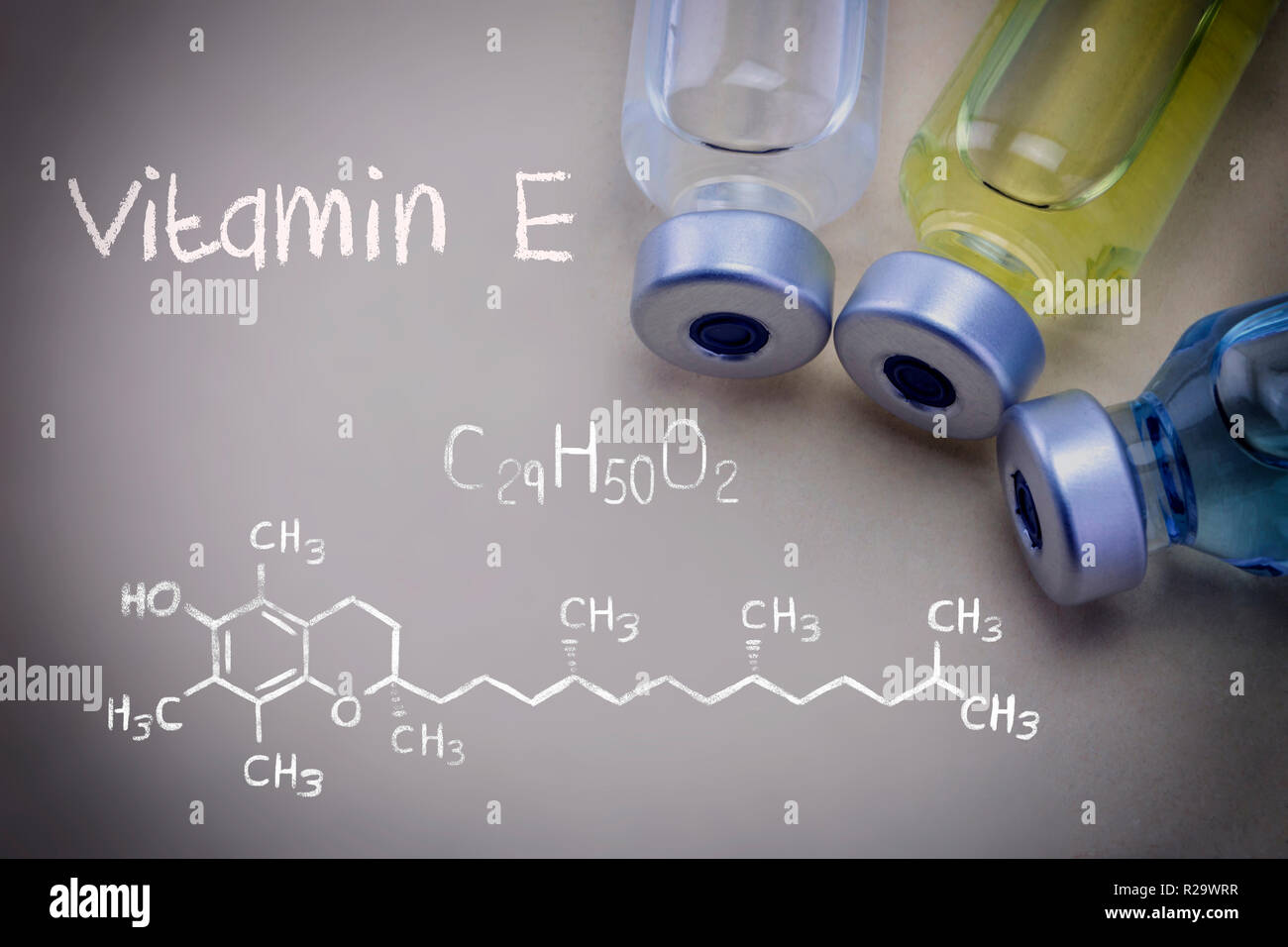 La vitamine E chimiques formule avec différents flacons Banque D'Images