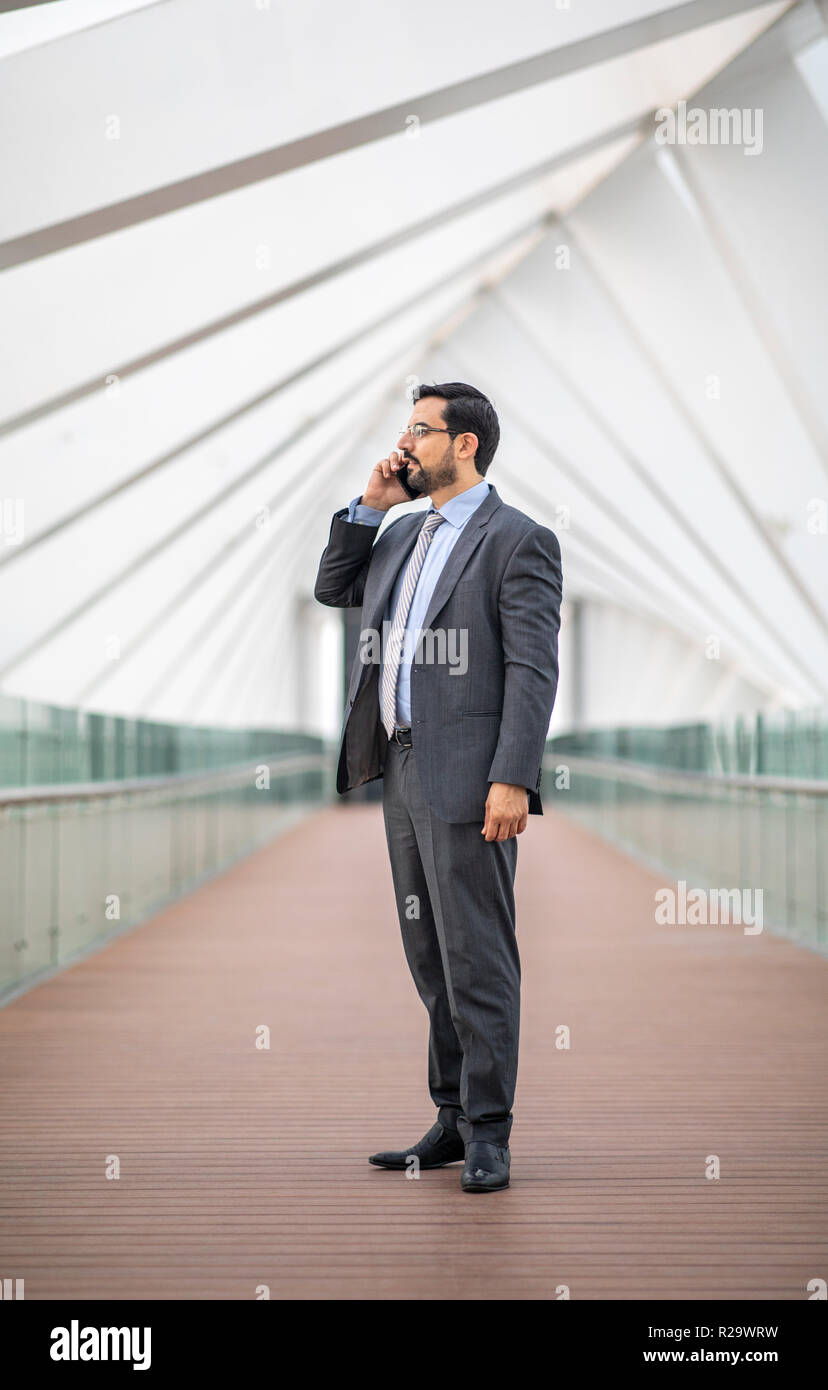 Homme d'affaires arabes sur un téléphone Banque D'Images