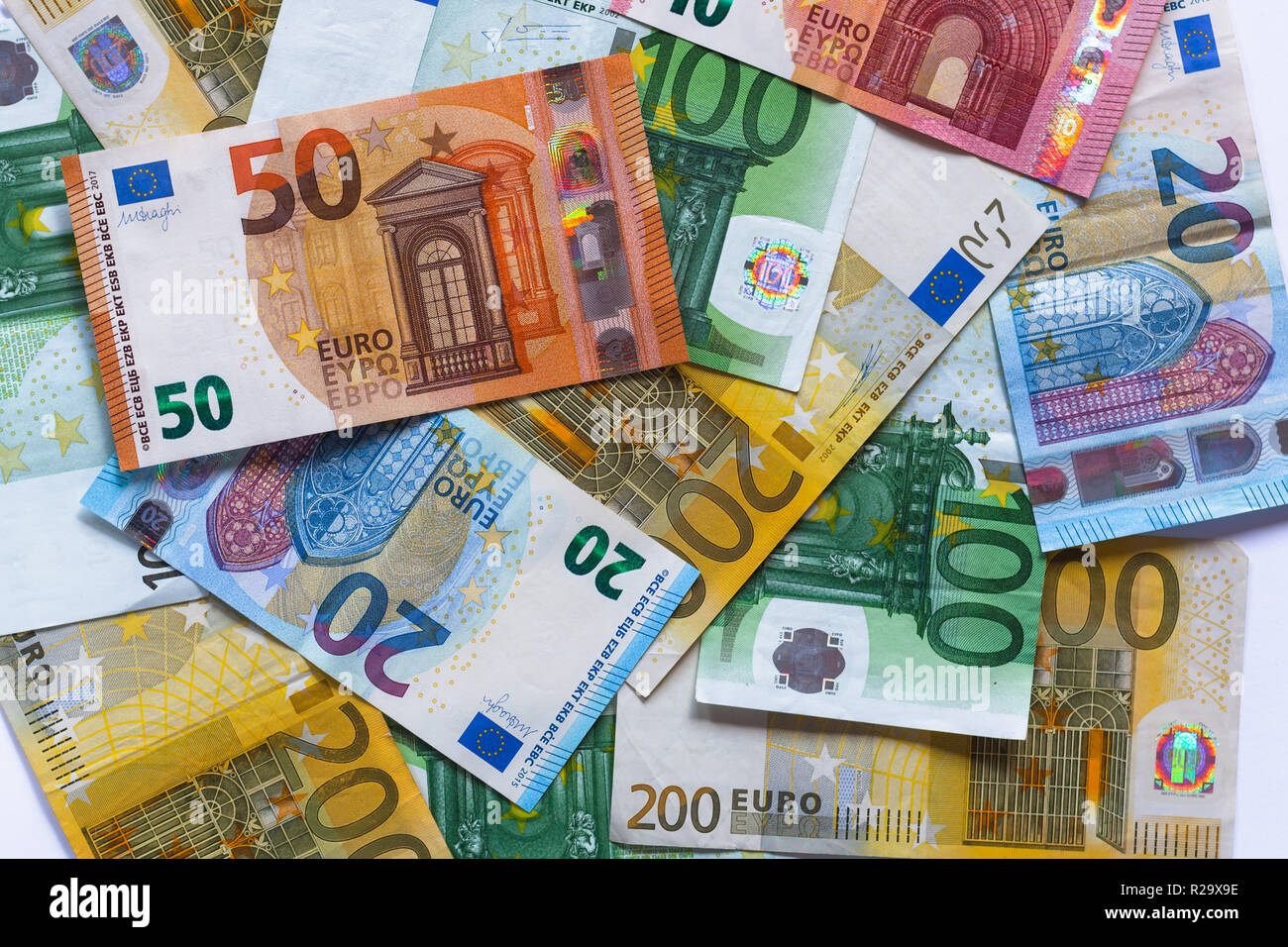 Billets de l'euro isolé. L'argent comptant. Les gros billets Photo Stock -  Alamy