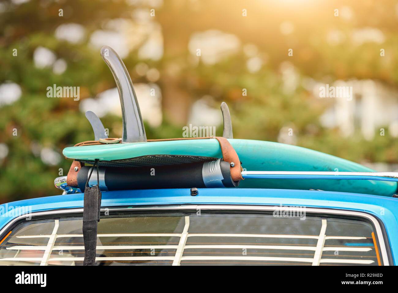 Surf sur barre de toit de voiture d'époque, l'Australie du Sud Banque D'Images