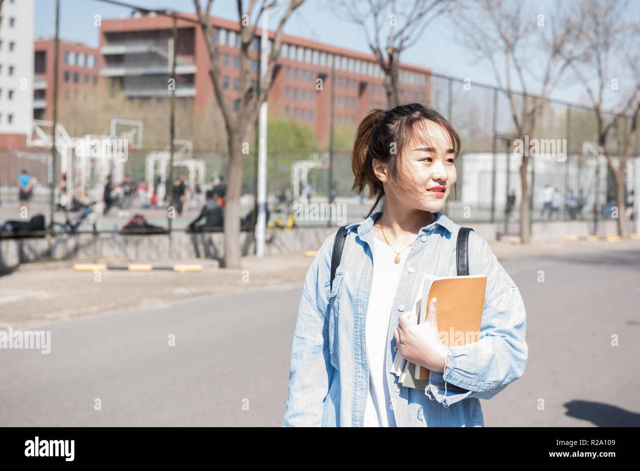 Portrait de jeunes femmes asiatiques avec des livres Banque D'Images