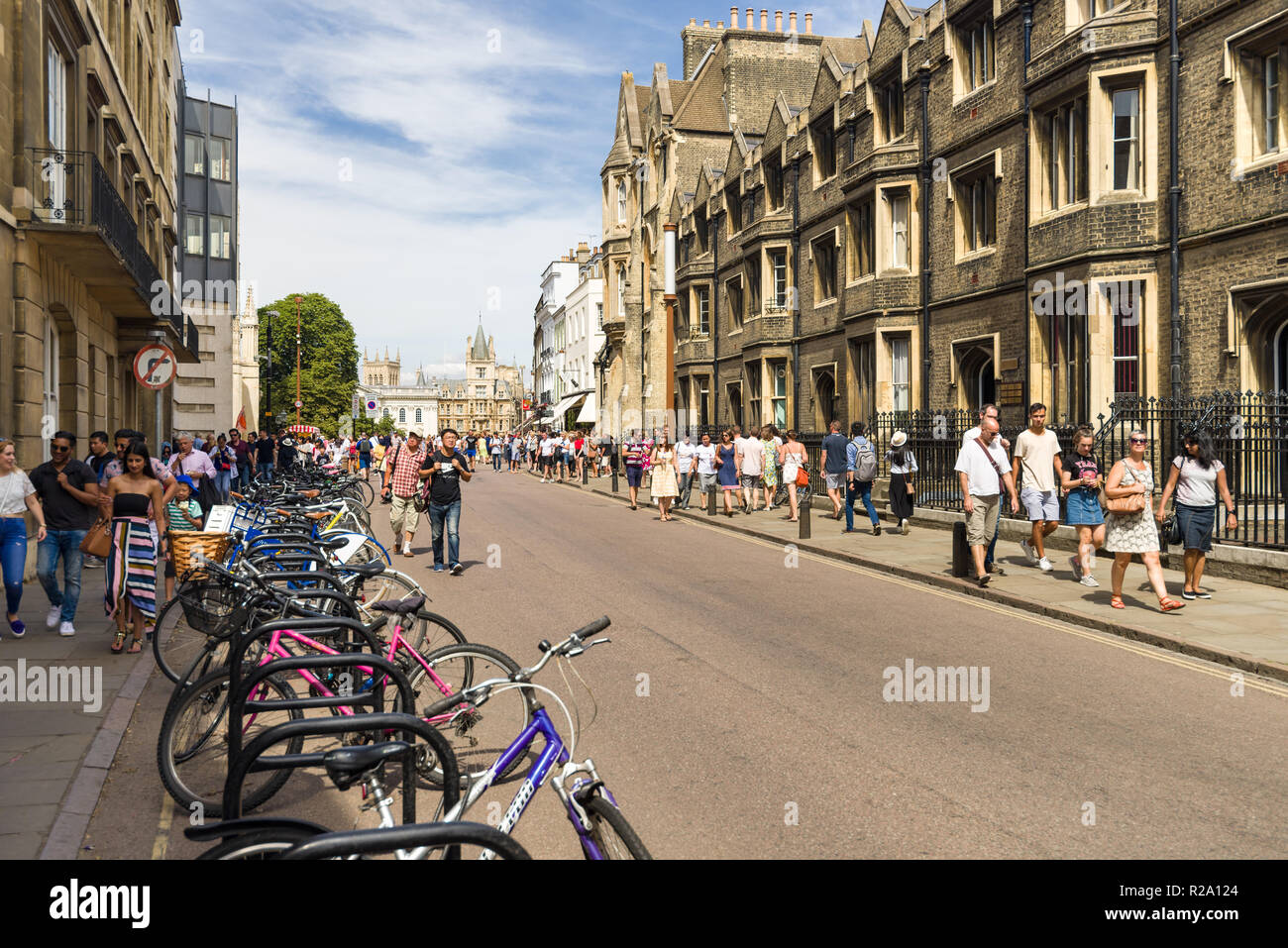 Trumpington street avec les piétons et vue vers Kings Parade et Gonville et Caius College, Cambridge, Royaume-Uni Banque D'Images