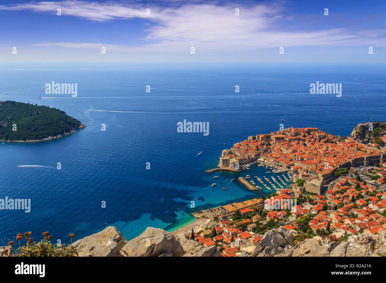 La vieille ville de Dubrovnik entourée de remparts au-dessus de la mer Adriatique, la Croatie. Vue pittoresque sur la vieille ville médiévale (Ragusa) et l'aco dalmate Banque D'Images