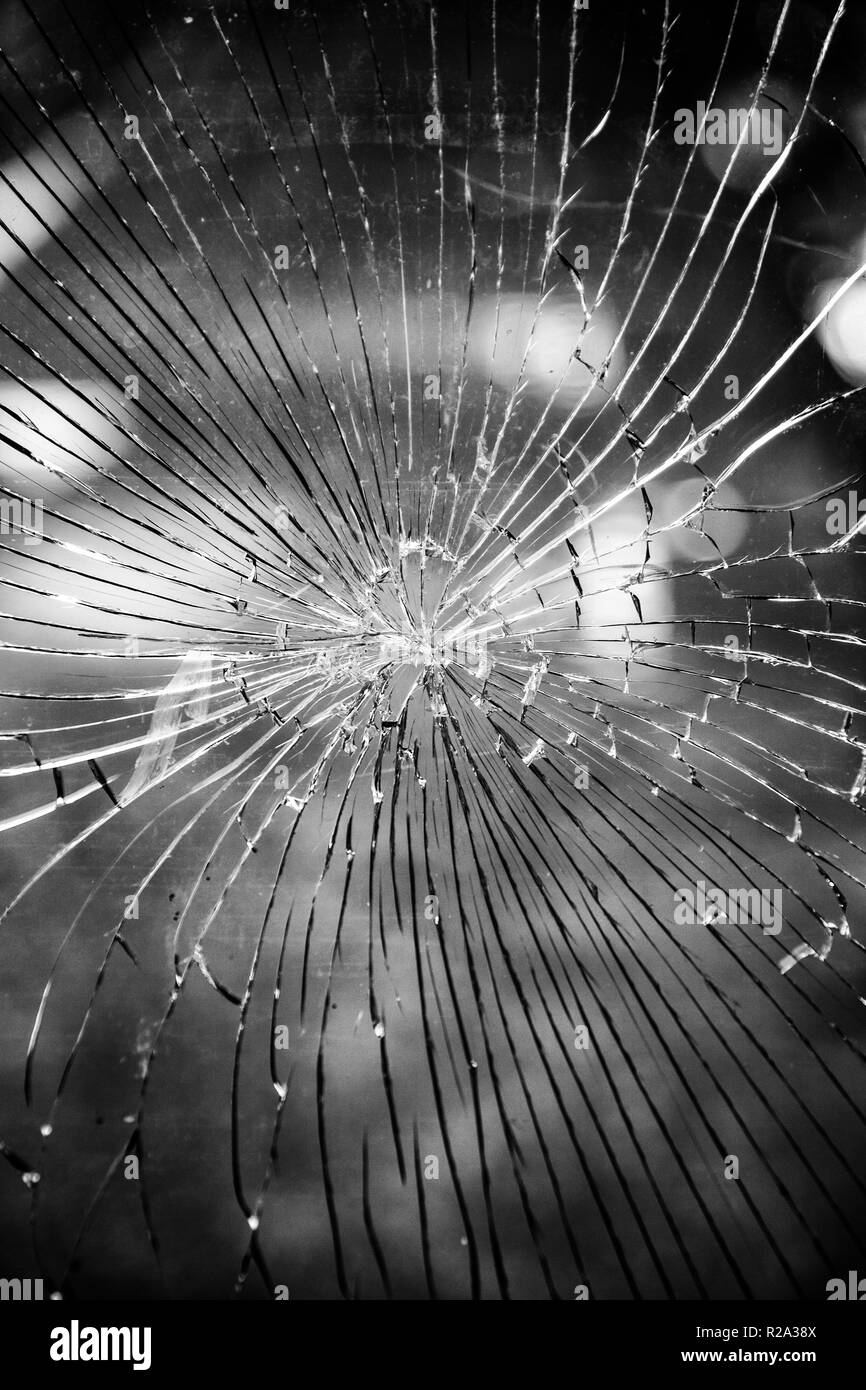 Verre brisé et fissuré, détail de vandalisme et de violence Banque D'Images