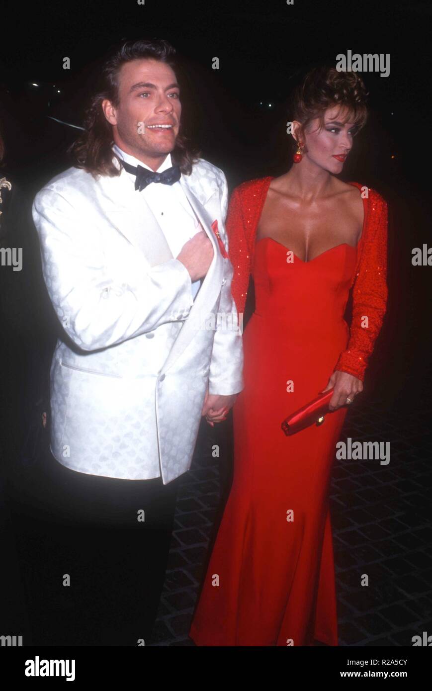 Los Angeles, CA - le 23 janvier : l'Acteur Jean-Claude Van Damme et le modèle Darcy LaPier assister à la 50e Golden Globe Awards le 23 janvier 1993 au Beverly Hilton Hotel à Beverly Hills, Californie. Photo de Barry King/Alamy Stock Photo Banque D'Images