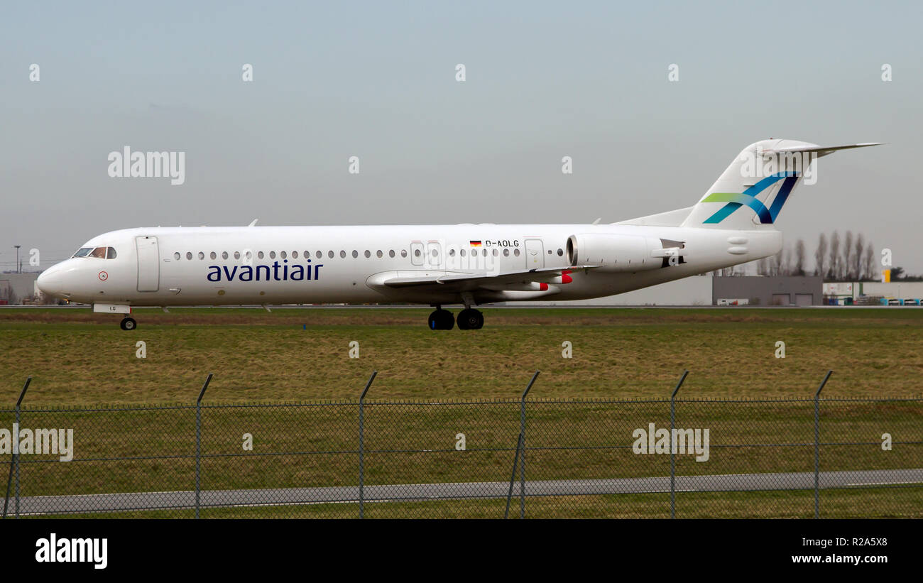 Avanti Air Fokker 100 roulant à l'aéroport d'Orly. Banque D'Images