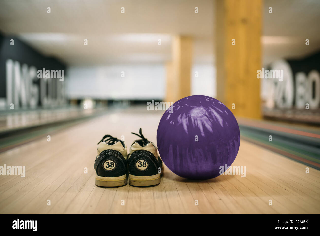 Boule de bowling et chaussures maison sur lane en club, vue rapprochée, personne. Bowl, concept passe-temps actif Banque D'Images