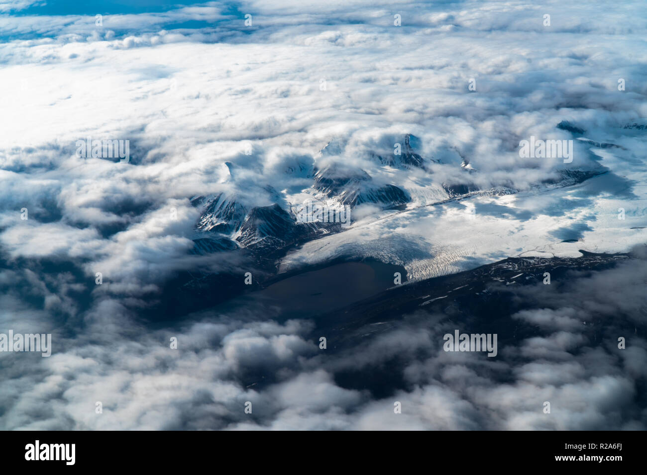 Photographie aérienne de la montagne et glacier de la glace de mer arctique à Svalbard, Norvège en juin Banque D'Images