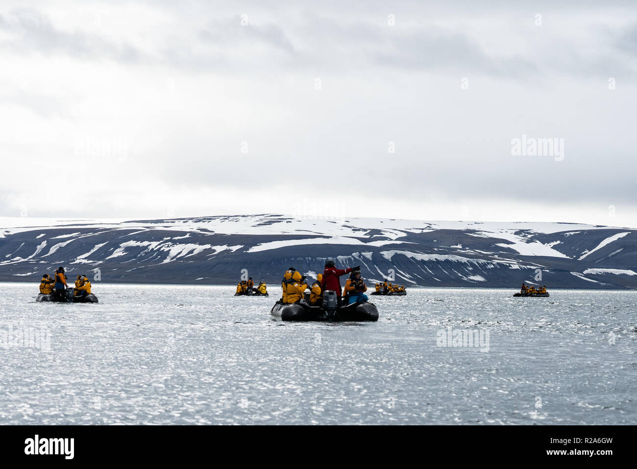 Aventures croisière sur un zodiac canot sur les glaces dans les eaux côtières de l'Arctique. Spitsbergen, Svalbard, Norvège, Scandinavie Banque D'Images