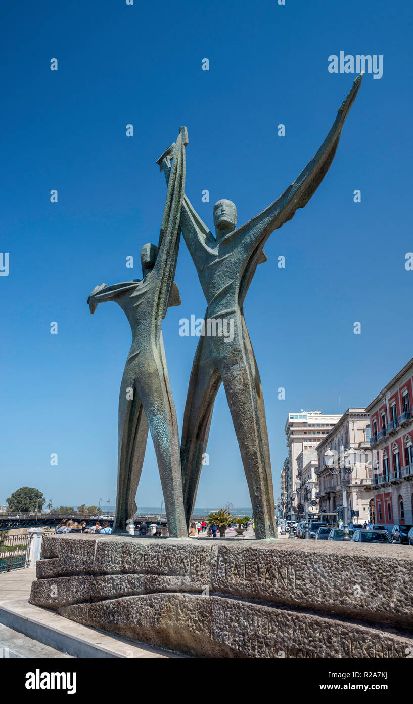 Monument des marins, 1974, par Vittorio di Cobertaldo, Tarente, Pouilles, Italie Banque D'Images