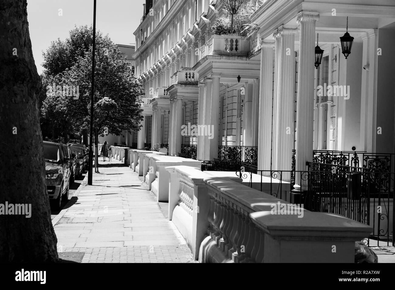 Vue sur une rangée de porche à colonnes donnant les moyens des maisons dans le centre de Londres, Royaume-Uni Banque D'Images