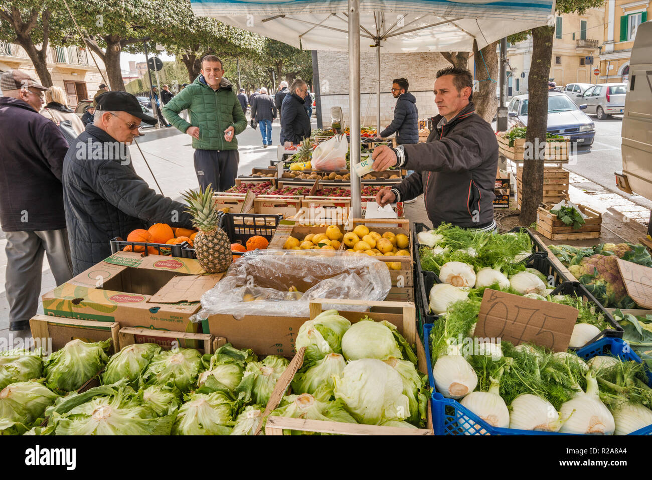 Stand de fruits et légumes à Piazza Giuseppe Pellicari à Gravina in Puglia, Pouilles, Italie Banque D'Images