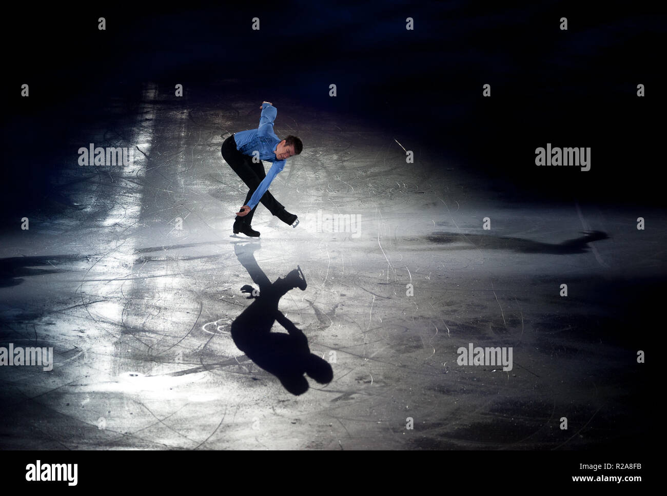 La patineuse artistique canadienne Jeffrey Buttle, vu l'exécution sur la glace pendant le spectacle. Révolution sur Ice tour show est un spectacle de patinage artistique sur glace avec une distribution internationale du champion du monde patineurs, dirigé par le patineur espagnol Javier Fernández. Le salon propose également des spectacles musicaux et d'acrobatie. Banque D'Images