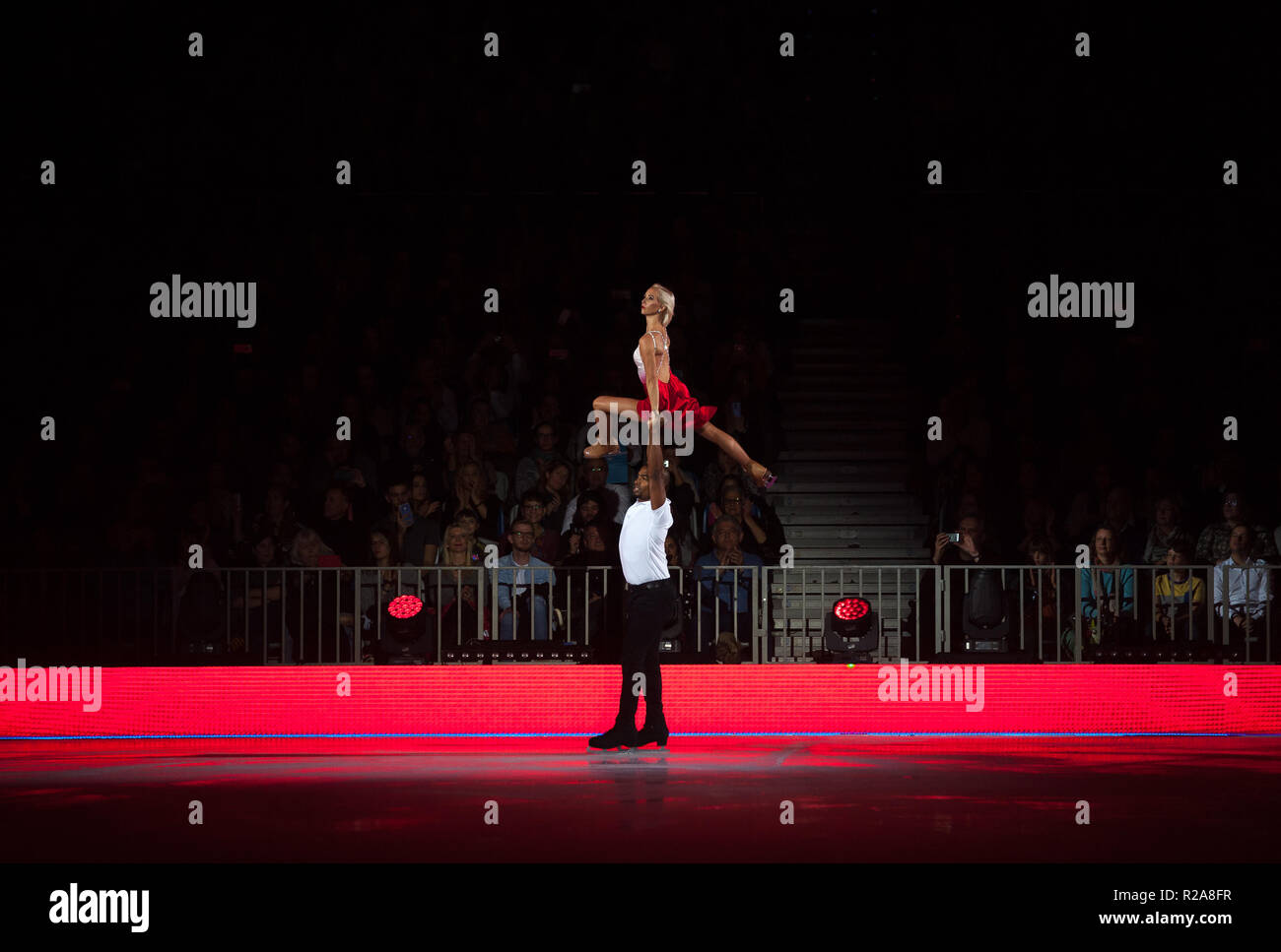 Annette patineurs et Yannick vu l'exécution sur la glace pendant le spectacle. Révolution sur Ice tour show est un spectacle de patinage artistique sur glace avec une distribution internationale du champion du monde patineurs, dirigé par le patineur espagnol Javier Fernández. Le salon propose également des spectacles musicaux et d'acrobatie. Banque D'Images