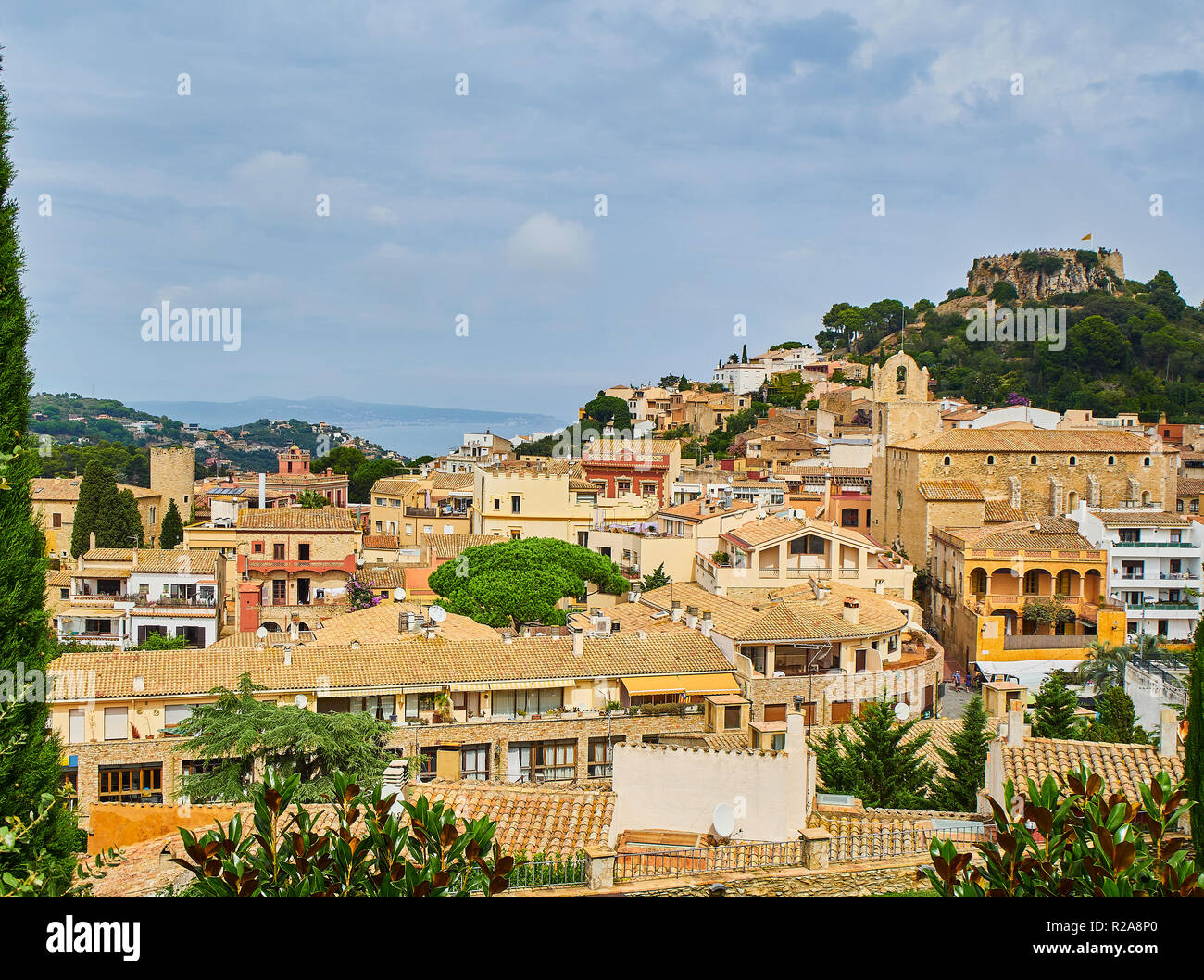 Quartier historique de Begur avec le château de Begur dans l'arrière-plan. Begur, Girona, Costa Brava, Catalogne, Espagne. Banque D'Images