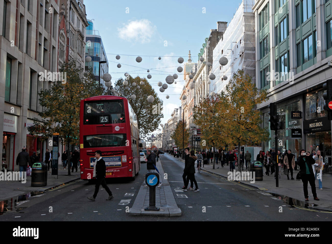 Général des scènes d'Oxford Street dans la journée avec le nouveau érigé décorations de Noël 11 Novembre 2018 Banque D'Images