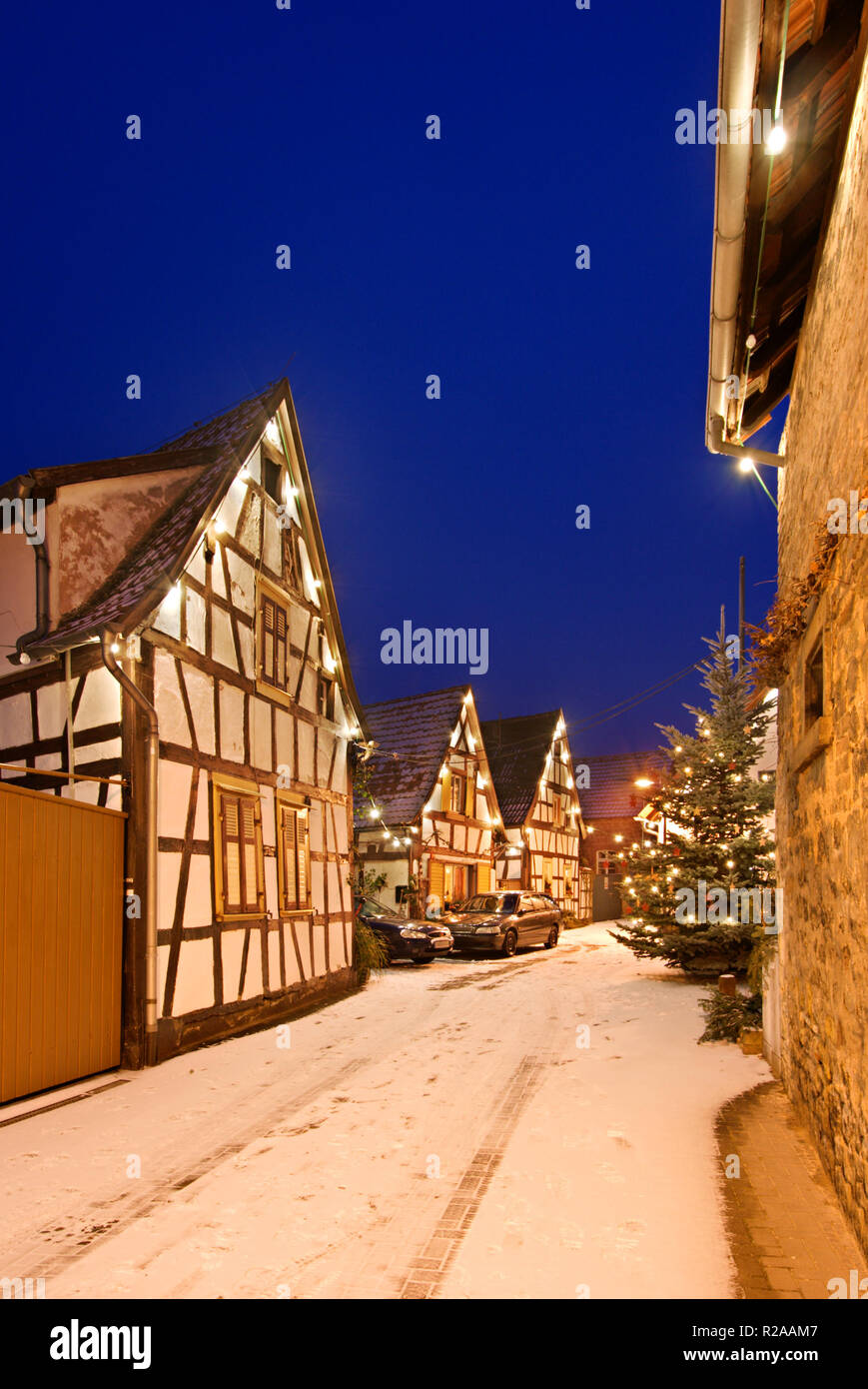 Photo de nuit de Noël une rue avec de la neige dans un petit village allemand de Lachen, Neustadt an der Weinstrasse, Allemagne. Banque D'Images